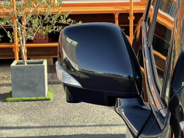 エルグランド ２５０ハイウェイスター　純正ナビ／Ｂｌｕｅｔｏｏｔｈ　フリップダウンＭ　両側電動スライド　スマートキー　ＥＴＣ　オットマン　アラウンドビュー　１００Ｖ電源　Ｐガラス　ステリモ　電動格納ミラー　革巻きステア　合皮シート（64枚目）