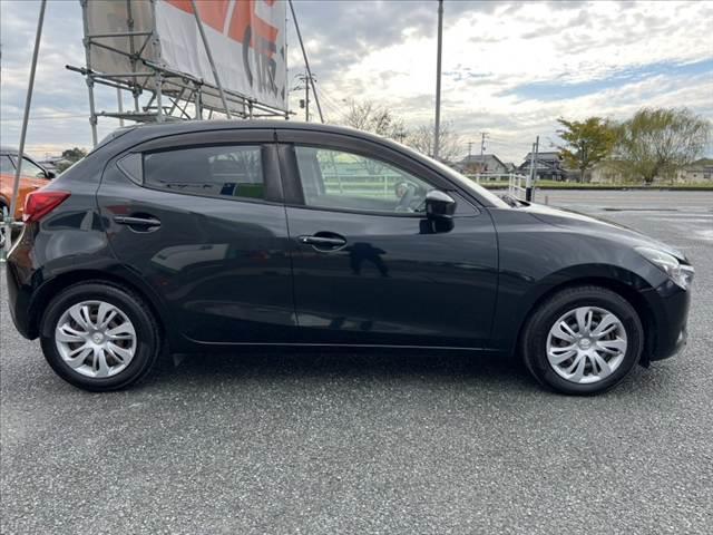 デミオ １３Ｓ　中期　マツダコネクトナビ／Ｂｌｕｅｔｏｏｔｈ　ＣＤ／ＤＶＤ　Ａストップ　スマートブレーキサポ　Ｐガラス　ステリモ　電動格納ミラー　Ｐスタート　スマートキー（12枚目）