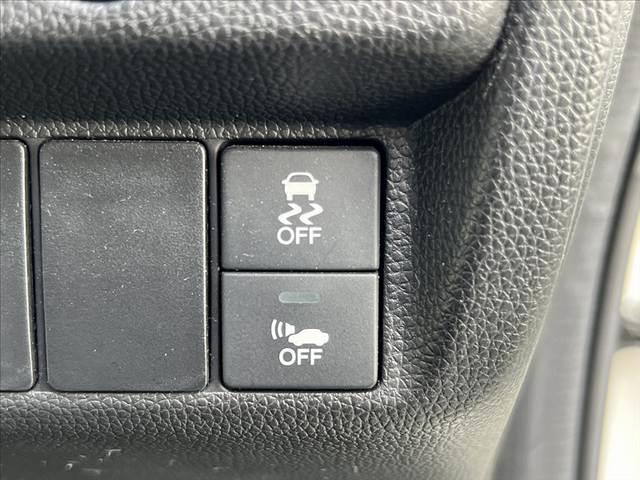 フィットハイブリッド Ｌパッケージ　純正ナビ　地デジ　ＤＶＤ　ＢＴ　ＬＥＤヘッドライト　バックモニター　クルーズコントロール　ステリモ　スマートキー　プッシュスタート　ハーフレザーシート　オートライト　シートリフター　チルトステアリング（6枚目）