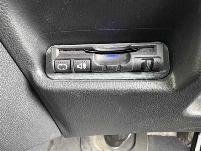 フィットハイブリッド Ｌパッケージ　禁煙　中期　純正ナビ／Ｂｌｕｅｔｏｏｔｈ　クルコン　ＣＴＢＡ　ＬＥＤヘッド　Ｐガラス　革巻きステア　電動格納ミラー　プラズマクラスター　プライムスムースコンビシート　スマートキー　Ｐスタート（7枚目）