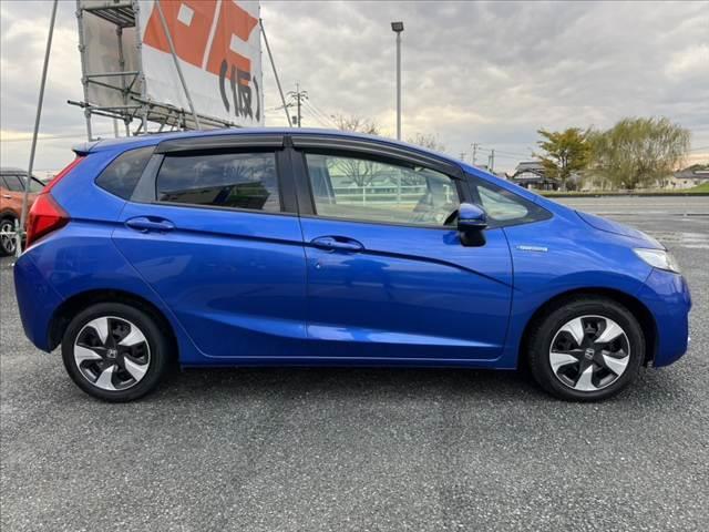 フィットハイブリッド Ｌパッケージ　禁煙　中期　純正ナビ／Ｂｌｕｅｔｏｏｔｈ　クルコン　ＣＴＢＡ　ＬＥＤヘッド　Ｐガラス　革巻きステア　電動格納ミラー　プラズマクラスター　プライムスムースコンビシート　スマートキー　Ｐスタート（12枚目）