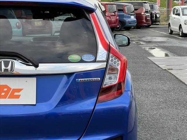 フィットハイブリッド Ｌパッケージ　禁煙　中期　純正ナビ／Ｂｌｕｅｔｏｏｔｈ　クルコン　ＣＴＢＡ　ＬＥＤヘッド　Ｐガラス　革巻きステア　電動格納ミラー　プラズマクラスター　プライムスムースコンビシート　スマートキー　Ｐスタート（46枚目）