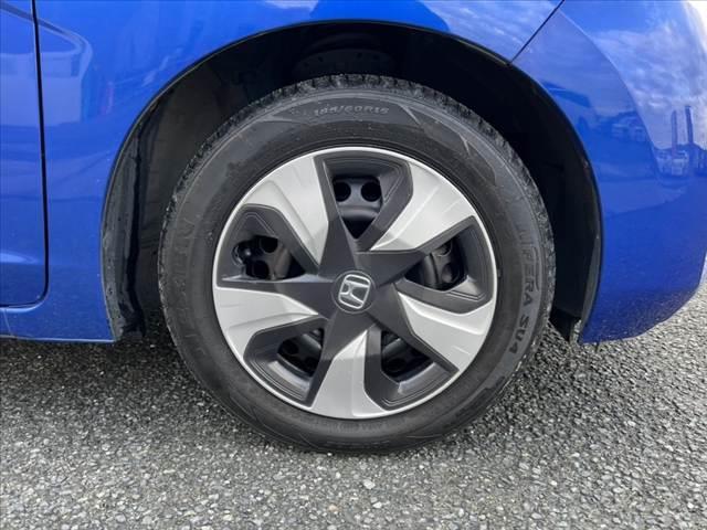 フィットハイブリッド Ｌパッケージ　禁煙　中期　純正ナビ／Ｂｌｕｅｔｏｏｔｈ　クルコン　ＣＴＢＡ　ＬＥＤヘッド　Ｐガラス　革巻きステア　電動格納ミラー　プラズマクラスター　プライムスムースコンビシート　スマートキー　Ｐスタート（49枚目）