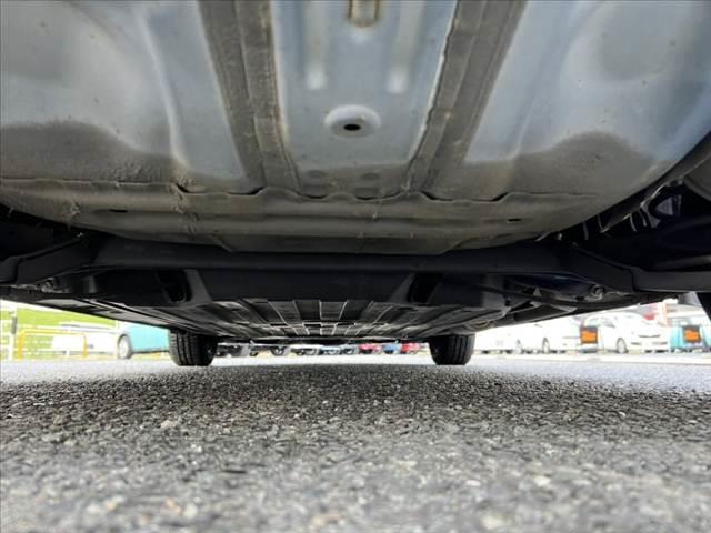 フィットハイブリッド Ｌパッケージ　禁煙　中期　純正ナビ／Ｂｌｕｅｔｏｏｔｈ　クルコン　ＣＴＢＡ　ＬＥＤヘッド　Ｐガラス　革巻きステア　電動格納ミラー　プラズマクラスター　プライムスムースコンビシート　スマートキー　Ｐスタート（54枚目）