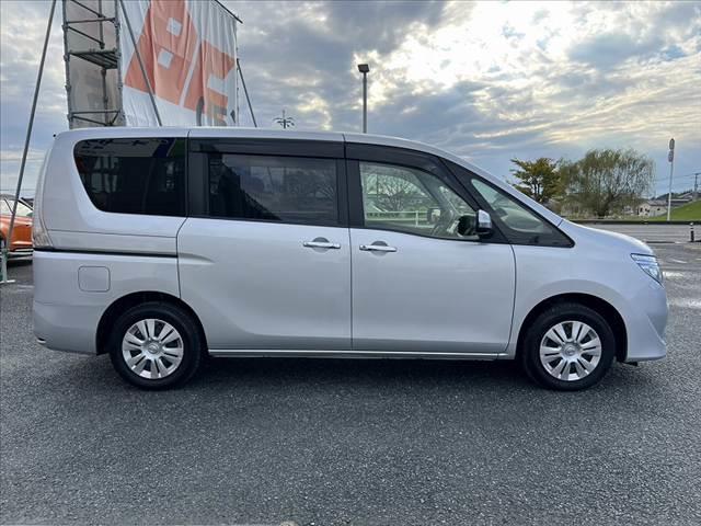 セレナ ２０Ｓ　後期　ＳＤナビ／地デジ　クルーズコントロール　電格ミラー　両側スライドドア　オートライト　ミラーウインカー　横滑り防止装置　ロールサンシェード　セキュリティアラーム　シートリフター　フロアマット（12枚目）