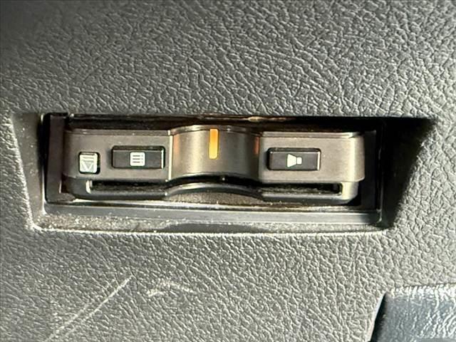 カローラフィールダー ハイブリッド 中期 禁煙 車検整備付 ナビ/フルセグ バックモニター 横滑り防止 電動格納ミラー ウィンカーミラー キーレス オートエアコン サイドバイザー フロアマット ヘッドライトレベライザー ETC(6枚目)