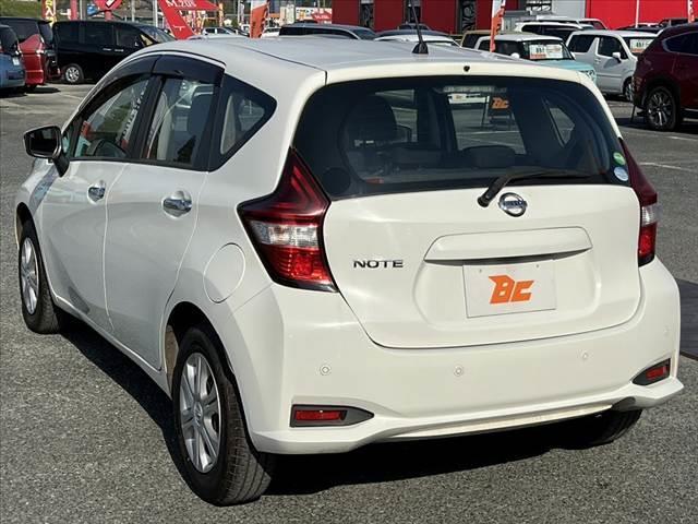 ノート S 車検整備付 後期 禁煙 エマージェンシーブレーキ 純正SDナビ/フルセグ/Bluetooth コーナーセンサー オートライト ミラーウィンカー ヘッドライトレベライザー 横滑り防止 フロアマット(15枚目)