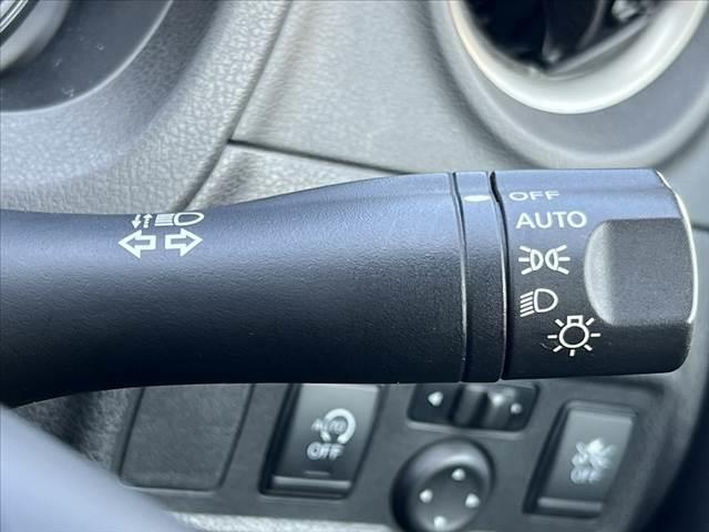 ノート S 車検整備付 後期 禁煙 エマージェンシーブレーキ 純正SDナビ/フルセグ/Bluetooth コーナーセンサー オートライト ミラーウィンカー ヘッドライトレベライザー 横滑り防止 フロアマット(25枚目)