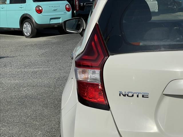 ノート S 車検整備付 後期 禁煙 エマージェンシーブレーキ 純正SDナビ/フルセグ/Bluetooth コーナーセンサー オートライト ミラーウィンカー ヘッドライトレベライザー 横滑り防止 フロアマット(38枚目)