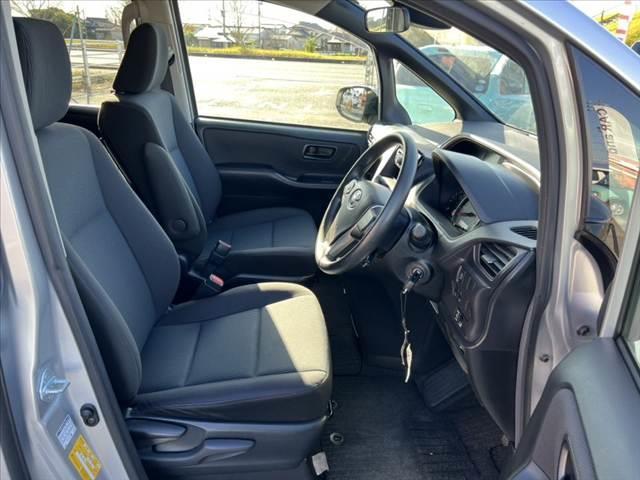 ノア Ｘ　後期　車検整備付　禁煙車　セーフティセンスＣ　電動スライドドア　電動格納ミラー　Ａストップ　ステリモ　シートリフター　シートバックテーブル　ＥＴＣ　キーレス　ロールサンシェード　アームレスト　バイザー（16枚目）