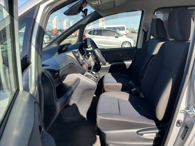 ノア Ｘ　後期　車検整備付　禁煙車　セーフティセンスＣ　電動スライドドア　電動格納ミラー　Ａストップ　ステリモ　シートリフター　シートバックテーブル　ＥＴＣ　キーレス　ロールサンシェード　アームレスト　バイザー（17枚目）