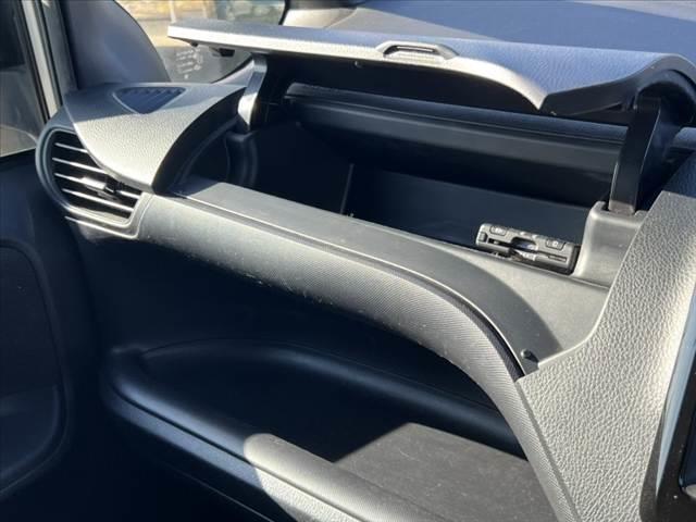ノア Ｘ　後期　車検整備付　禁煙車　セーフティセンスＣ　電動スライドドア　電動格納ミラー　Ａストップ　ステリモ　シートリフター　シートバックテーブル　ＥＴＣ　キーレス　ロールサンシェード　アームレスト　バイザー（44枚目）