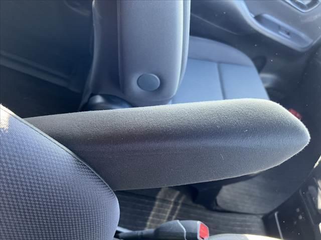 ノア Ｘ　後期　車検整備付　禁煙車　セーフティセンスＣ　電動スライドドア　電動格納ミラー　Ａストップ　ステリモ　シートリフター　シートバックテーブル　ＥＴＣ　キーレス　ロールサンシェード　アームレスト　バイザー（46枚目）