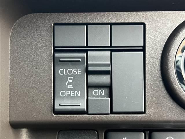 ルーミー X 車検整備付 禁煙 後期 電動スライドドア スマアシ 車線逸脱警報 イージークローザー 電動格納ミラー コーナーセンサー オートライト 横滑り防止 ロールサンシェード Pガラス Aストップ バイザー(3枚目)