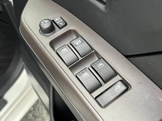 ルーミー X 車検整備付 禁煙 後期 電動スライドドア スマアシ 車線逸脱警報 イージークローザー 電動格納ミラー コーナーセンサー オートライト 横滑り防止 ロールサンシェード Pガラス Aストップ バイザー(27枚目)