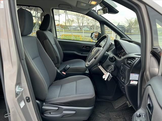 ノア Ｘ　車検整備付　後期　セーフティセンス　両電スラ　クリアランスソナー／マルチインフォメーションディスプレイ　クルーズコントロール　サイドリフトアップシート　電格ミラー　ステリモ　リモコンキー（16枚目）