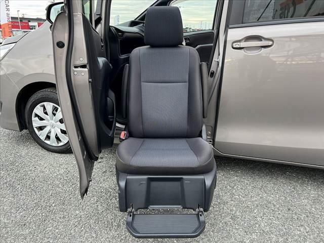 ノア Ｘ　車検整備付　後期　セーフティセンス　両電スラ　クリアランスソナー／マルチインフォメーションディスプレイ　クルーズコントロール　サイドリフトアップシート　電格ミラー　ステリモ　リモコンキー（30枚目）