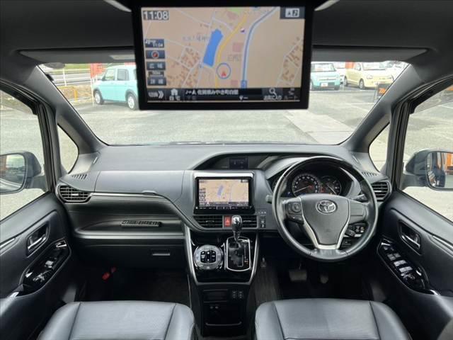 エスクァイア Gi 後期 禁煙 フリップダウンM 9インチナビ/Bluetooth バックカメラ セーフティセンス クルコン 両側電動スライドドア 合皮シート 快適温熱シート スマートキー LED 革巻きステア(2枚目)