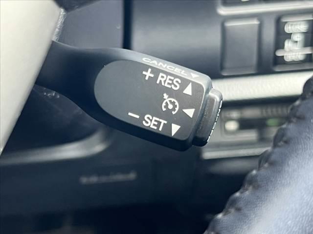 エスクァイア Gi 後期 禁煙 フリップダウンM 9インチナビ/Bluetooth バックカメラ セーフティセンス クルコン 両側電動スライドドア 合皮シート 快適温熱シート スマートキー LED 革巻きステア(5枚目)