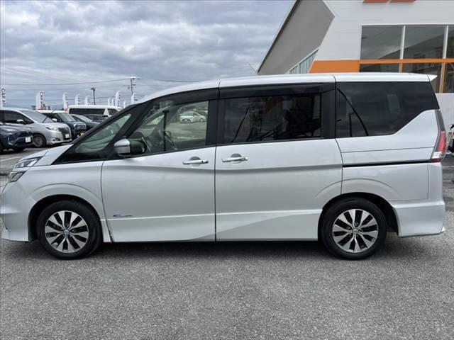 セレナ 　車検整備付　禁煙　純正フルセグナビ／Ｂｌｕｅｔｏｏｔｈ　Ｂカメラ　フリップダウンＭ　電動スライドドア　エマブレ　クルコン　電格ミラー　スマートキー　Ｐスタート　革巻きステア　アームレスト　サンシェード（11枚目）