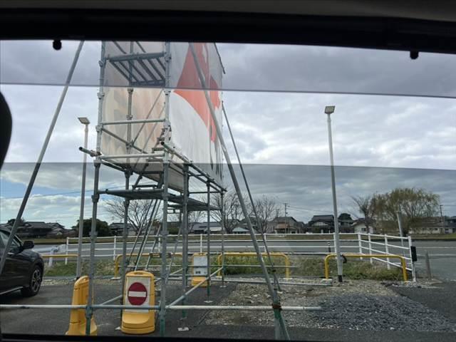 セレナ 　車検整備付　禁煙　純正フルセグナビ／Ｂｌｕｅｔｏｏｔｈ　Ｂカメラ　フリップダウンＭ　電動スライドドア　エマブレ　クルコン　電格ミラー　スマートキー　Ｐスタート　革巻きステア　アームレスト　サンシェード（24枚目）