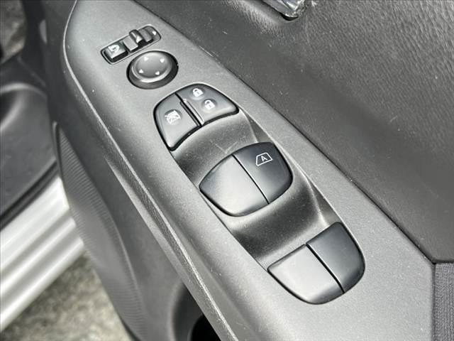 セレナ 　車検整備付　禁煙　純正フルセグナビ／Ｂｌｕｅｔｏｏｔｈ　Ｂカメラ　フリップダウンＭ　電動スライドドア　エマブレ　クルコン　電格ミラー　スマートキー　Ｐスタート　革巻きステア　アームレスト　サンシェード（30枚目）