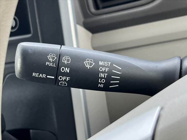 タント L 車検整備付 キーレス アイドリングストップ 両側スライドドア 電格ミラー スペアキー アクセサリーソケット アームレスト プライバシーガラス 純正オーディオ セキュリティアラーム バニティミラー(6枚目)