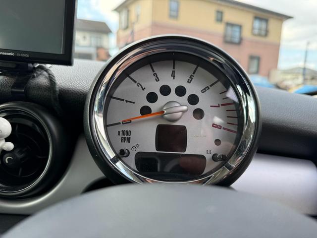 ＭＩＮＩ クーパー　クラブバン　ポータブルナビ　プッシュスタート　スマートキー　アルミホイール　オートエアコン　パワーウィンドウ　パワーステアリング　ＣＤ（5枚目）