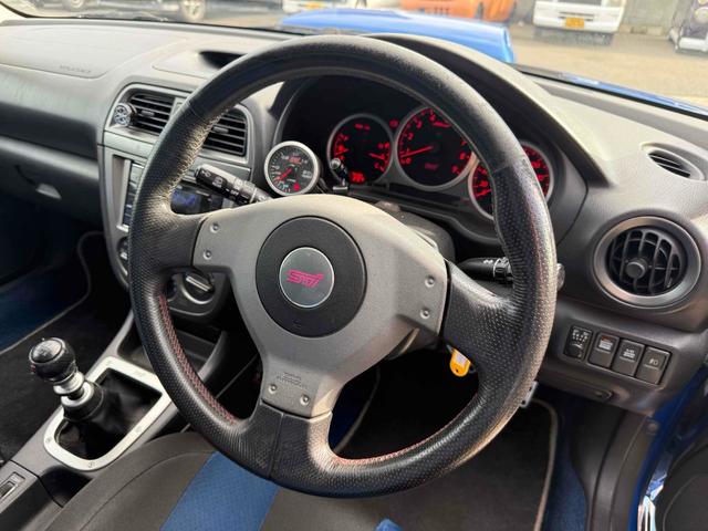 インプレッサ ＷＲＸ　ＳＴｉ　４ＷＤ　ドライブレコーダー　ＥＴＣ　アルミホイール　ＭＴ　キーレスエントリー　電動格納ミラー　ＣＤ　ＵＳＢ　Ｂｌｕｅｔｏｏｔｈ　衝突安全ボディ　ＡＢＳ　エアコン　パワーステアリング　パワーウィンドウ（2枚目）