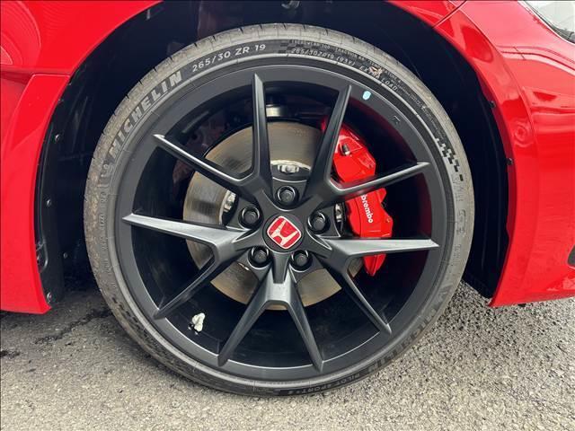 シビック タイプＲ　ワンオーナー　ホンダコネクトディスプレー　Ｂカメラ　ホンダセンシング　専用シート　フルＬＥＤヘッドランプ　純正１９インチＡＷ　専用サスペンション　Ｂｒｅｎｂｏ製ディスクブレーキ　ＥＴＣ２．０（18枚目）
