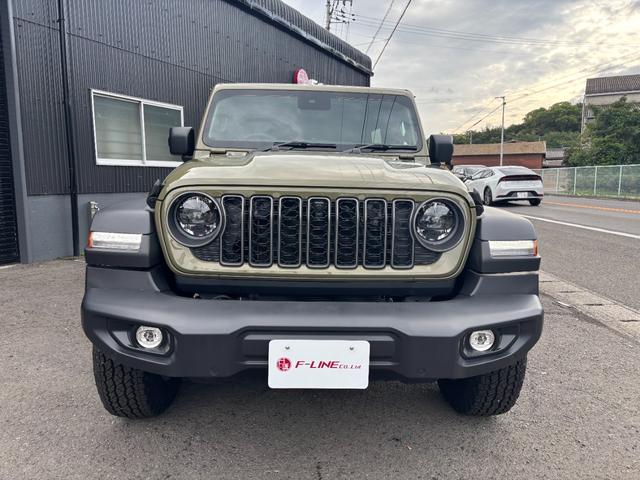 ジープ・ラングラーアンリミテッド スポーツ　’４１エディション　国内１５０台限定車　専用フェンダーデカール　専用Ｗｉｌｌｙｓウインドウデカール　専用Ｏｎｅ　ｏｆ‘４１バッジ　Ｏｎｅ　ｏｆ‘４１ジープオリジナルキーチェーン　ＰＯＬｅＲ×ＪＥＥＰトートバックパック（9枚目）