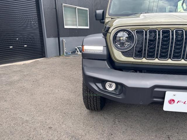 ジープ・ラングラーアンリミテッド スポーツ　’４１エディション　国内１５０台限定車　専用フェンダーデカール　専用Ｗｉｌｌｙｓウインドウデカール　専用Ｏｎｅ　ｏｆ‘４１バッジ　Ｏｎｅ　ｏｆ‘４１ジープオリジナルキーチェーン　ＰＯＬｅＲ×ＪＥＥＰトートバックパック（10枚目）