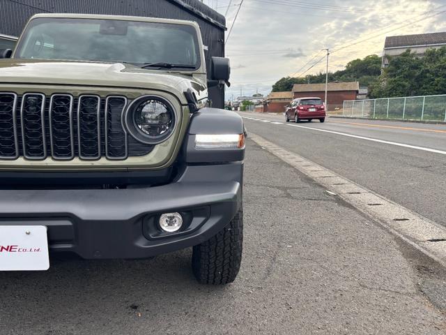 ジープ・ラングラーアンリミテッド スポーツ　’４１エディション　国内１５０台限定車　専用フェンダーデカール　専用Ｗｉｌｌｙｓウインドウデカール　専用Ｏｎｅ　ｏｆ‘４１バッジ　Ｏｎｅ　ｏｆ‘４１ジープオリジナルキーチェーン　ＰＯＬｅＲ×ＪＥＥＰトートバックパック（11枚目）