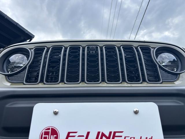 ジープ・ラングラーアンリミテッド スポーツ　’４１エディション　国内１５０台限定車　専用フェンダーデカール　専用Ｗｉｌｌｙｓウインドウデカール　専用Ｏｎｅ　ｏｆ‘４１バッジ　Ｏｎｅ　ｏｆ‘４１ジープオリジナルキーチェーン　ＰＯＬｅＲ×ＪＥＥＰトートバックパック（12枚目）