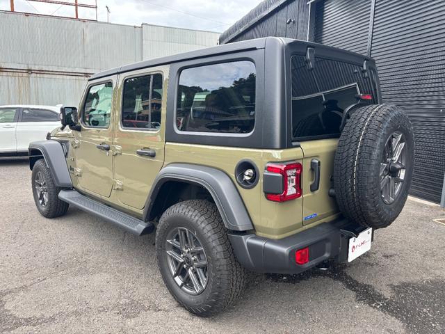 ジープ・ラングラーアンリミテッド スポーツ　’４１エディション　国内１５０台限定車　専用フェンダーデカール　専用Ｗｉｌｌｙｓウインドウデカール　専用Ｏｎｅ　ｏｆ‘４１バッジ　Ｏｎｅ　ｏｆ‘４１ジープオリジナルキーチェーン　ＰＯＬｅＲ×ＪＥＥＰトートバックパック（14枚目）