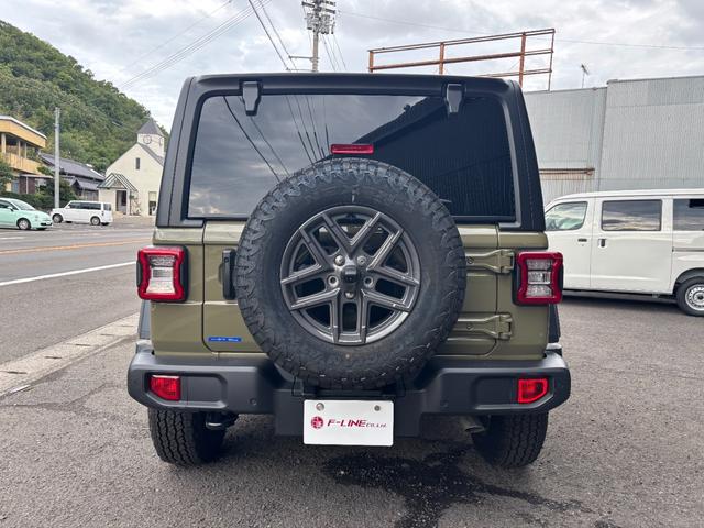 ジープ・ラングラーアンリミテッド スポーツ　’４１エディション　国内１５０台限定車　専用フェンダーデカール　専用Ｗｉｌｌｙｓウインドウデカール　専用Ｏｎｅ　ｏｆ‘４１バッジ　Ｏｎｅ　ｏｆ‘４１ジープオリジナルキーチェーン　ＰＯＬｅＲ×ＪＥＥＰトートバックパック（15枚目）