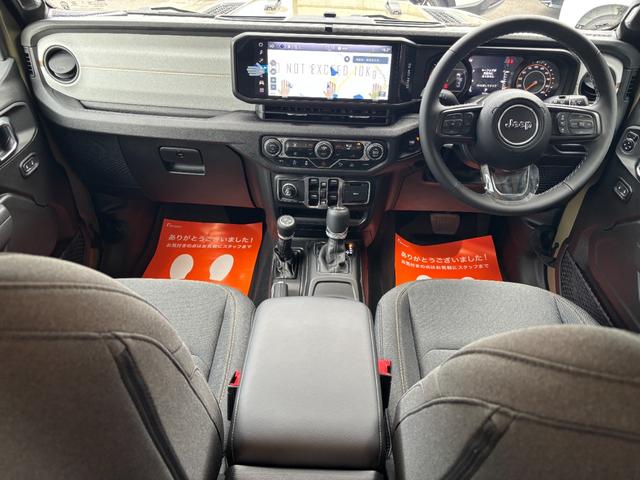 ジープ・ラングラーアンリミテッド スポーツ　’４１エディション　国内１５０台限定車　専用フェンダーデカール　専用Ｗｉｌｌｙｓウインドウデカール　専用Ｏｎｅ　ｏｆ‘４１バッジ　Ｏｎｅ　ｏｆ‘４１ジープオリジナルキーチェーン　ＰＯＬｅＲ×ＪＥＥＰトートバックパック（21枚目）