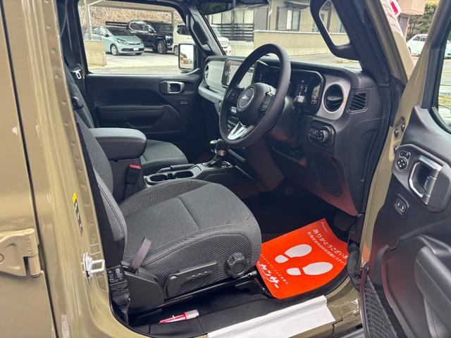 ジープ・ラングラーアンリミテッド スポーツ　’４１エディション　国内１５０台限定車　専用フェンダーデカール　専用Ｗｉｌｌｙｓウインドウデカール　専用Ｏｎｅ　ｏｆ‘４１バッジ　Ｏｎｅ　ｏｆ‘４１ジープオリジナルキーチェーン　ＰＯＬｅＲ×ＪＥＥＰトートバックパック（22枚目）