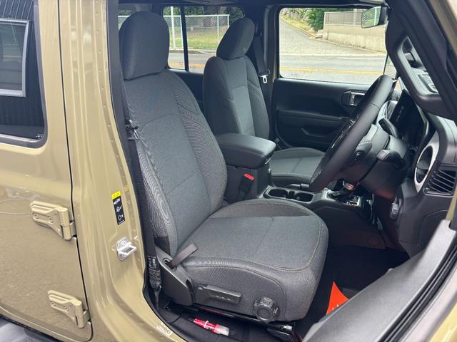 ジープ・ラングラーアンリミテッド スポーツ　’４１エディション　国内１５０台限定車　専用フェンダーデカール　専用Ｗｉｌｌｙｓウインドウデカール　専用Ｏｎｅ　ｏｆ‘４１バッジ　Ｏｎｅ　ｏｆ‘４１ジープオリジナルキーチェーン　ＰＯＬｅＲ×ＪＥＥＰトートバックパック（23枚目）