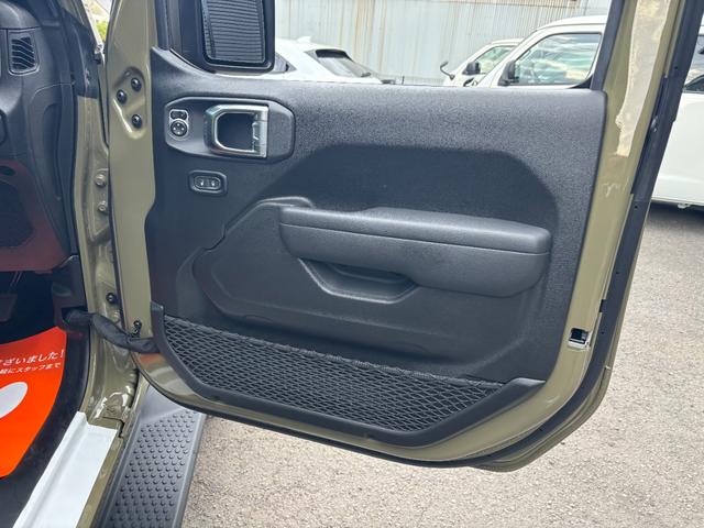 ジープ・ラングラーアンリミテッド スポーツ　’４１エディション　国内１５０台限定車　専用フェンダーデカール　専用Ｗｉｌｌｙｓウインドウデカール　専用Ｏｎｅ　ｏｆ‘４１バッジ　Ｏｎｅ　ｏｆ‘４１ジープオリジナルキーチェーン　ＰＯＬｅＲ×ＪＥＥＰトートバックパック（24枚目）