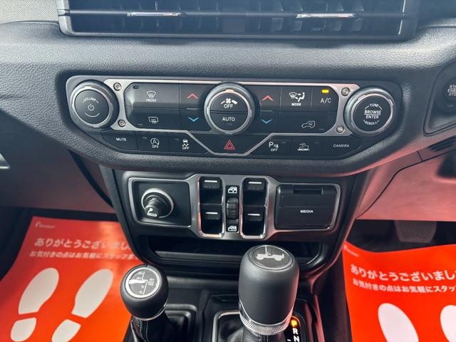 ジープ・ラングラーアンリミテッド スポーツ　’４１エディション　国内１５０台限定車　専用フェンダーデカール　専用Ｗｉｌｌｙｓウインドウデカール　専用Ｏｎｅ　ｏｆ‘４１バッジ　Ｏｎｅ　ｏｆ‘４１ジープオリジナルキーチェーン　ＰＯＬｅＲ×ＪＥＥＰトートバックパック（38枚目）