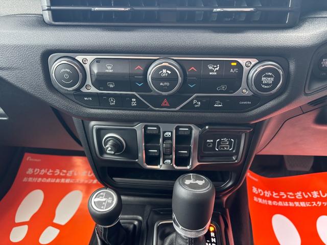 ジープ・ラングラーアンリミテッド スポーツ　’４１エディション　国内１５０台限定車　専用フェンダーデカール　専用Ｗｉｌｌｙｓウインドウデカール　専用Ｏｎｅ　ｏｆ‘４１バッジ　Ｏｎｅ　ｏｆ‘４１ジープオリジナルキーチェーン　ＰＯＬｅＲ×ＪＥＥＰトートバックパック（39枚目）