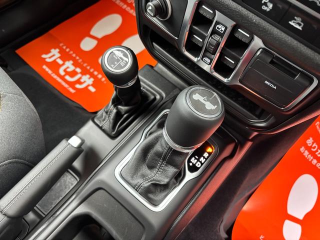 ジープ・ラングラーアンリミテッド スポーツ　’４１エディション　国内１５０台限定車　専用フェンダーデカール　専用Ｗｉｌｌｙｓウインドウデカール　専用Ｏｎｅ　ｏｆ‘４１バッジ　Ｏｎｅ　ｏｆ‘４１ジープオリジナルキーチェーン　ＰＯＬｅＲ×ＪＥＥＰトートバックパック（41枚目）