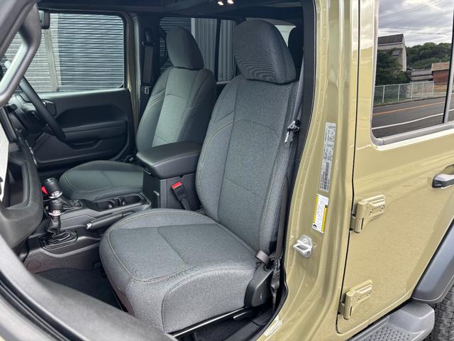 ジープ・ラングラーアンリミテッド スポーツ　’４１エディション　国内１５０台限定車　専用フェンダーデカール　専用Ｗｉｌｌｙｓウインドウデカール　専用Ｏｎｅ　ｏｆ‘４１バッジ　Ｏｎｅ　ｏｆ‘４１ジープオリジナルキーチェーン　ＰＯＬｅＲ×ＪＥＥＰトートバックパック（42枚目）