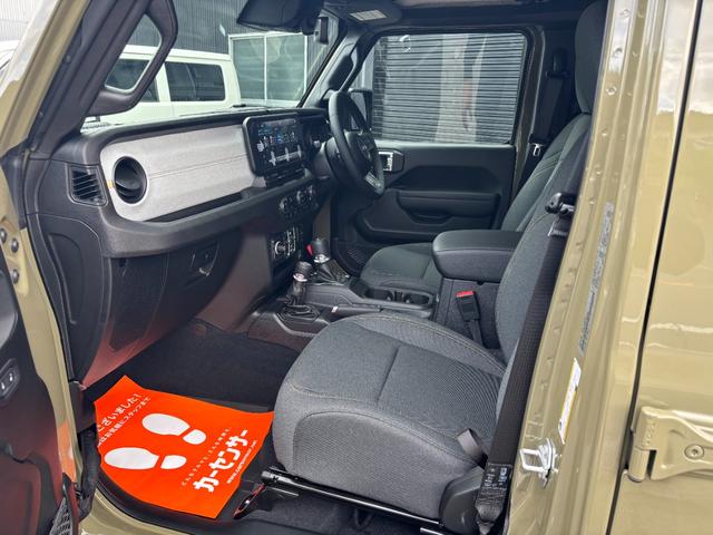 ジープ・ラングラーアンリミテッド スポーツ　’４１エディション　国内１５０台限定車　専用フェンダーデカール　専用Ｗｉｌｌｙｓウインドウデカール　専用Ｏｎｅ　ｏｆ‘４１バッジ　Ｏｎｅ　ｏｆ‘４１ジープオリジナルキーチェーン　ＰＯＬｅＲ×ＪＥＥＰトートバックパック（43枚目）