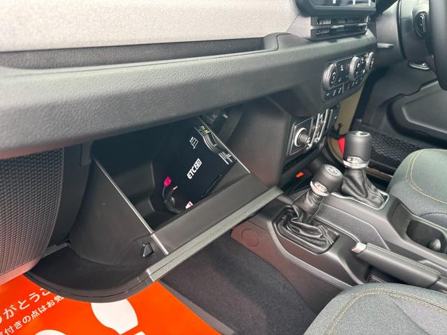 ジープ・ラングラーアンリミテッド スポーツ　’４１エディション　国内１５０台限定車　専用フェンダーデカール　専用Ｗｉｌｌｙｓウインドウデカール　専用Ｏｎｅ　ｏｆ‘４１バッジ　Ｏｎｅ　ｏｆ‘４１ジープオリジナルキーチェーン　ＰＯＬｅＲ×ＪＥＥＰトートバックパック（45枚目）