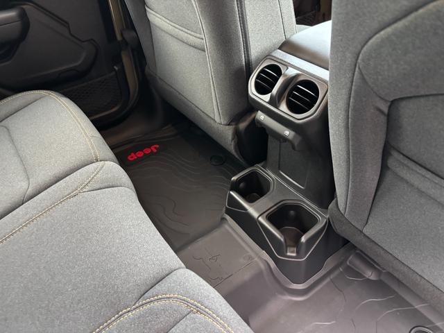 ジープ・ラングラーアンリミテッド スポーツ　’４１エディション　国内１５０台限定車　専用フェンダーデカール　専用Ｗｉｌｌｙｓウインドウデカール　専用Ｏｎｅ　ｏｆ‘４１バッジ　Ｏｎｅ　ｏｆ‘４１ジープオリジナルキーチェーン　ＰＯＬｅＲ×ＪＥＥＰトートバックパック（48枚目）