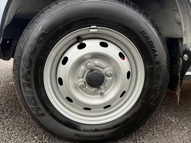 ハイゼットトラック ジャンボ　後期　オーディオ　５ＭＴ　ハイルーフ　３方開　プライバシーガラス　オーバーヘッドコンソール　サンバイザー　乗降グリップ　シートスライド　リクライニング　リモコンキー　パワードアロック　パワステ（41枚目）