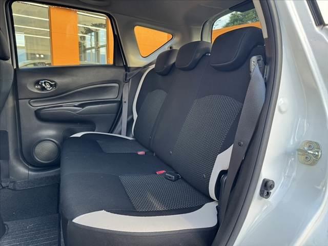 ノート 　後期　エマブレ　ナビ　Ｐスタート　ＥＴＣ　インテリキー　スペアキー　車線逸脱防止　ＦＲソナー　シートリフター　チルトステア　レベライザー　プライバシーガラス　オートライト　電格ミラー　バニティミラー（18枚目）