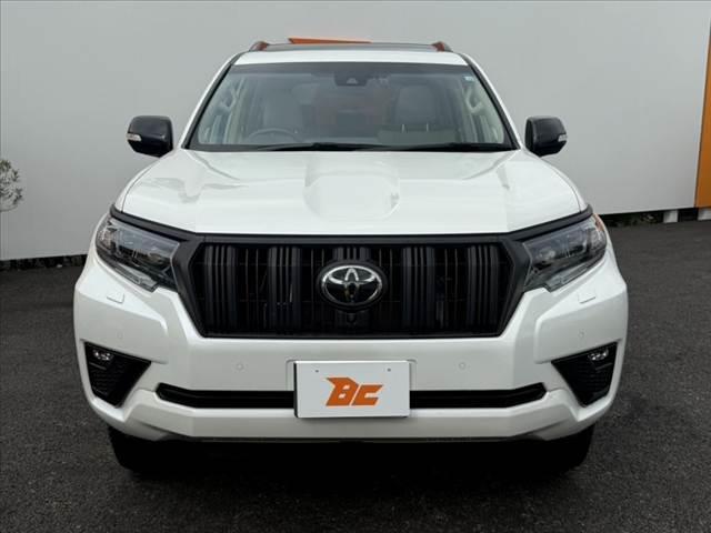 ランドクルーザープラド ＴＸ　Ｌパッケージ　マットブラックエディション　後期　４ＷＤ　ムーンルーフ　純ＯＰナビ　パノラマモニター　セーフティセンス　パーキングサポートブレーキ　ＬＥＤヘッド　ルーフレール　純１８インチＡＷ　ベージュ革シート　スマートキー　ＥＴＣ　ドラレコ（9枚目）